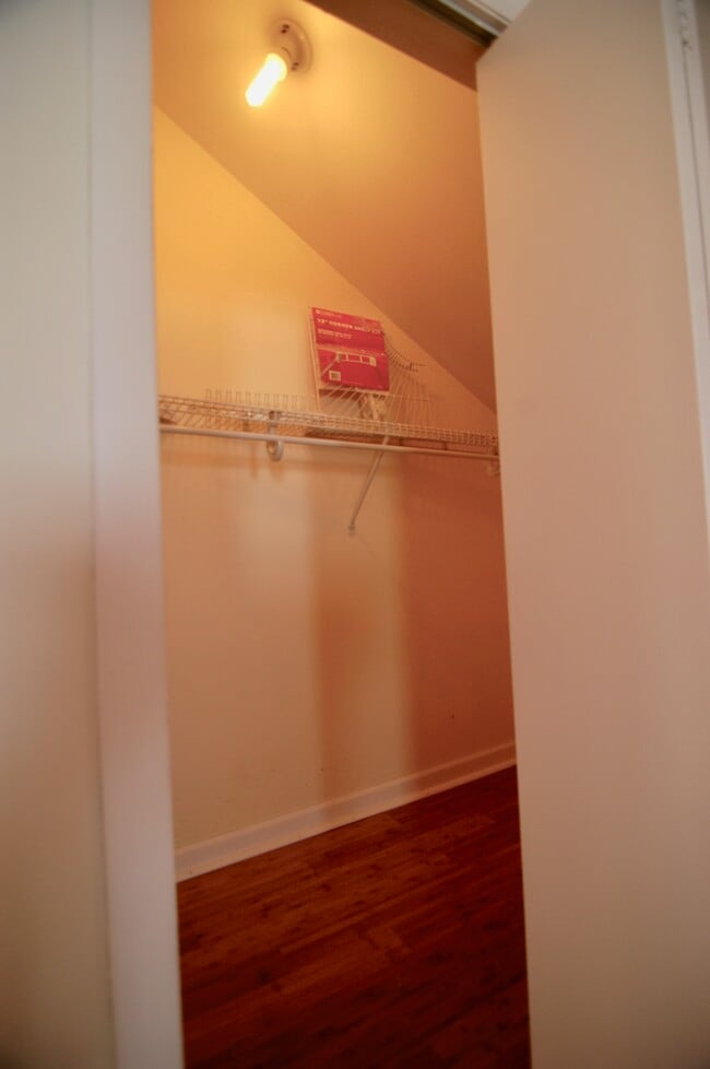 Building Photo - 7099 Lakeshore Rd