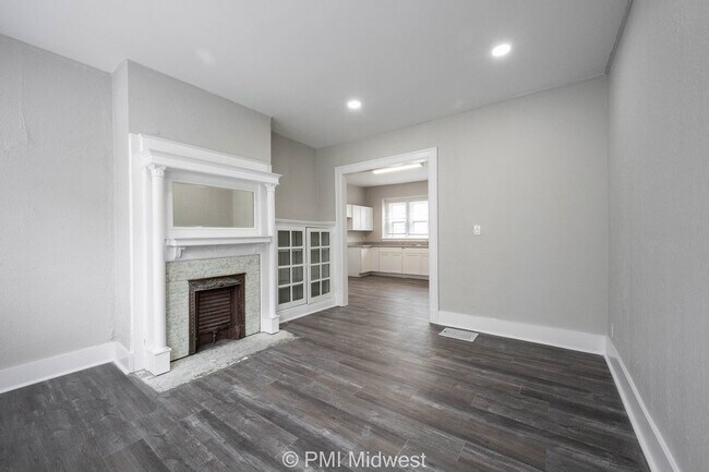 Building Photo - "Charming 3-Bedroom Duplex Haven on W 29th St – Spacious 1031 Sq Ft Gem in Indianapolis!"