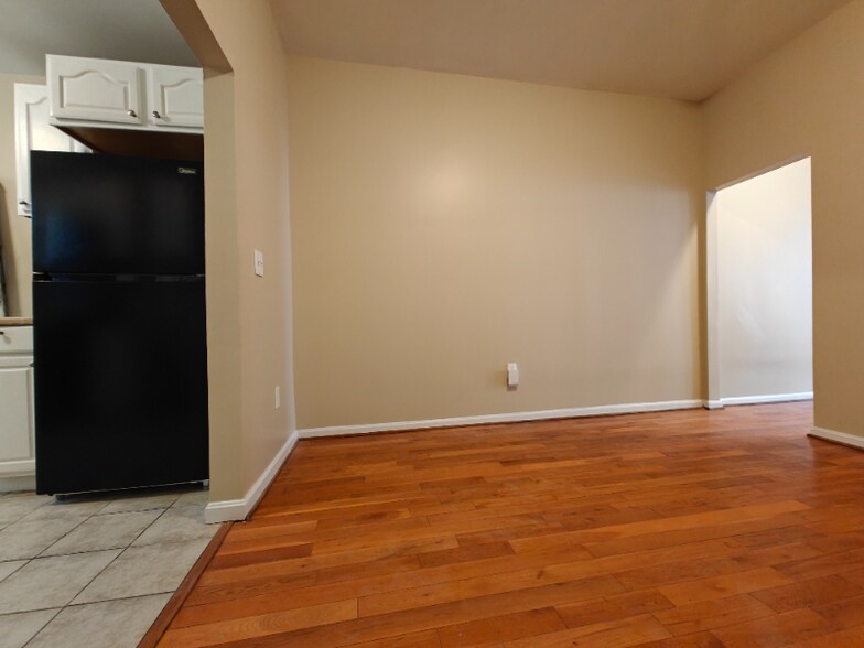 Building Photo - 400 E Lorraine Ave