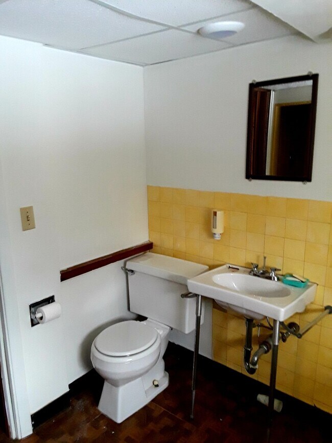 Building Photo - Lakeside 5 Bedroom 3 Bath Home Available N...