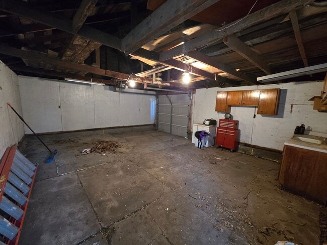 Building Photo - 3 bedroom, large privacy fenced in yard, oversized garage