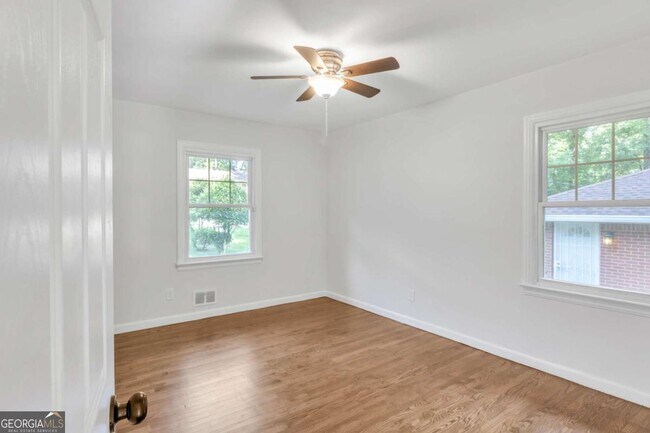 Building Photo - 2773 Fairlane Dr SE
