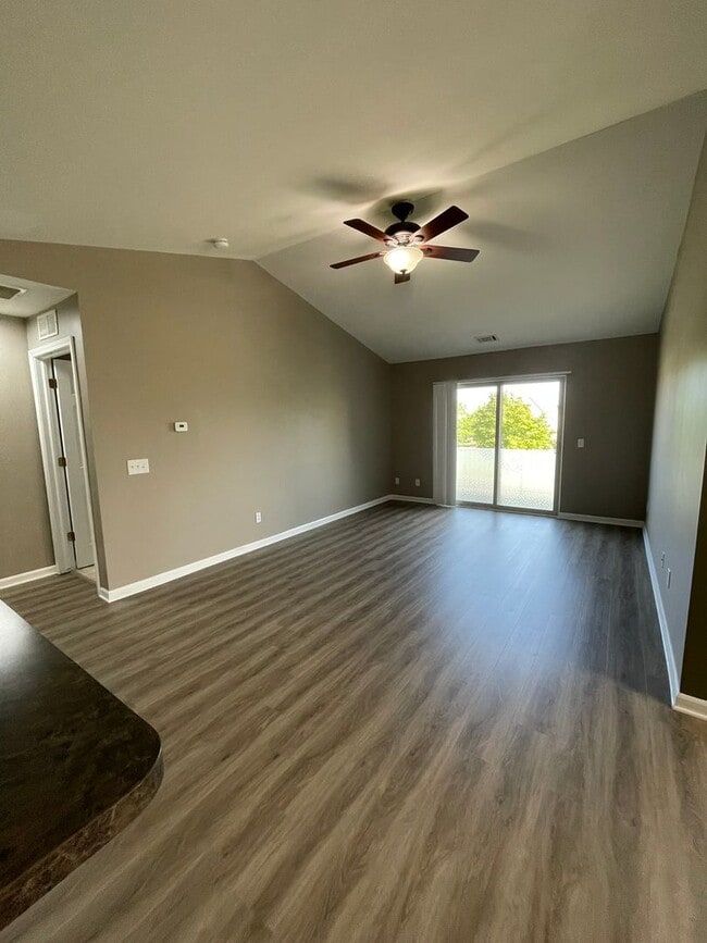Building Photo - Bright Upper Condo with Garage | Near Shopping & Trails