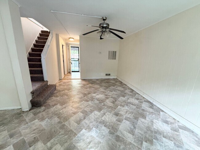 Building Photo - Charming 3-Bedroom/1-Bathroon Townhome. Available on NOW!
