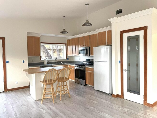 Building Photo - Open Floor plan single story home in beaut...