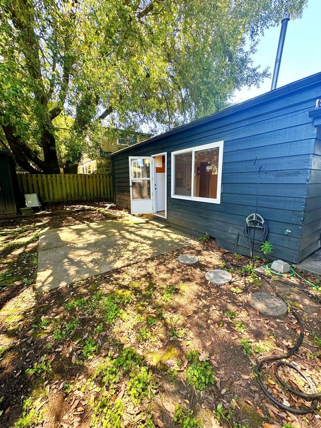 Building Photo - Beautiful 1-bedroom unit (half of a duplex...