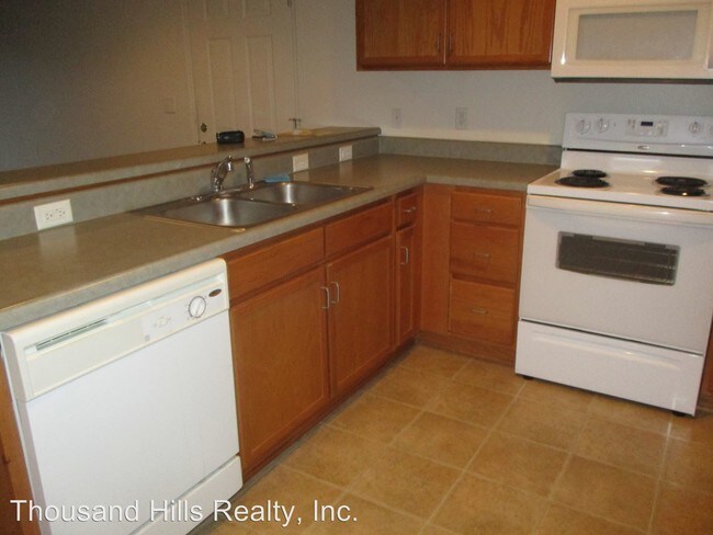 Building Photo - 3 br, 2 bath House - 100 Garden Circle #3