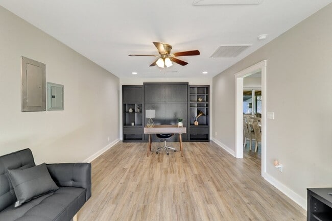 Building Photo - Charming 3-Bedroom Home with Granite Count...