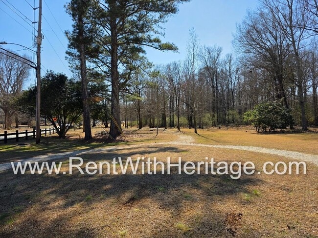 Building Photo - Amazing 3 bedroom, 2.5 bath townhome/ Great Roommate Floorplan / Great Location