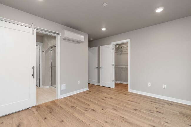 Building Photo - Modern 3 Bedroom Townhome with Designer Finishes in Lynnwood