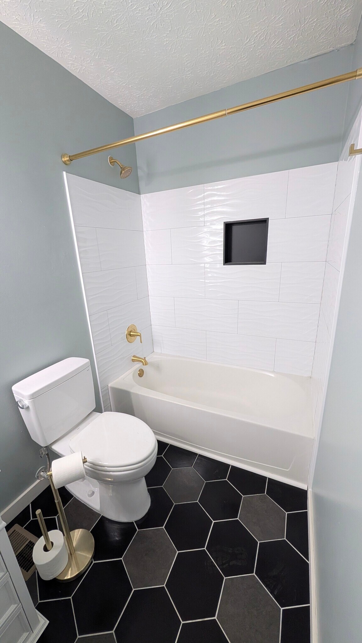 Shared bathroom - 4381 Alderson Ct