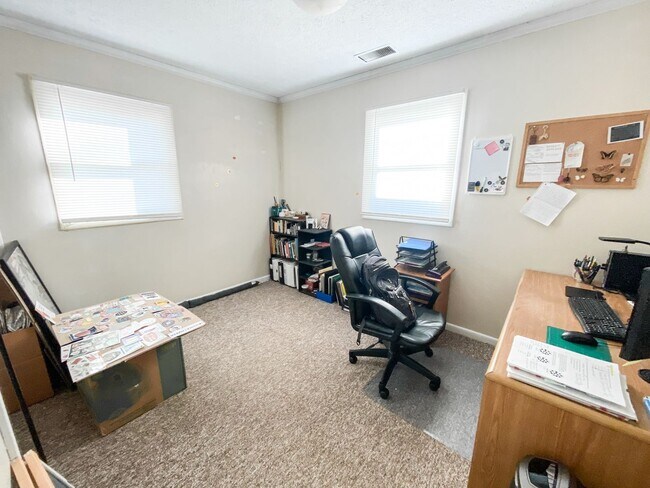 Building Photo - 3 Bedroom and 1 bathroom home