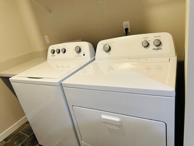 Building Photo - Newer 3-Story 3 Bedroom DR Horton Home in ...