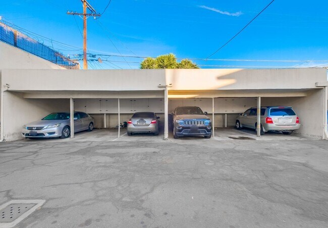 Building Photo - 6028 West Blvd