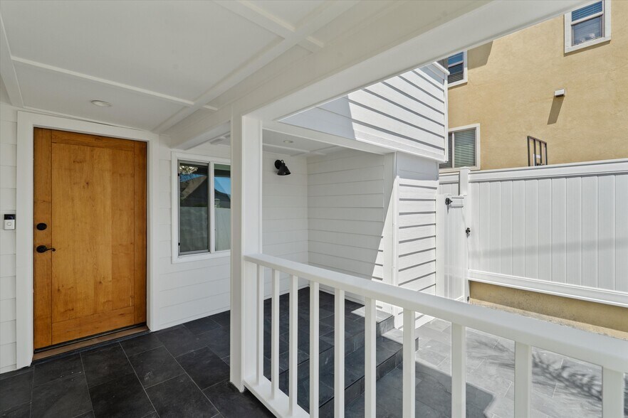 Building Photo - 584 W 10th St