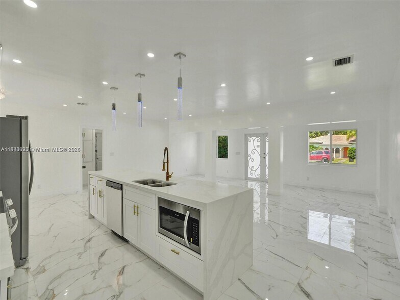 Building Photo - 11011 NE 9th Ct