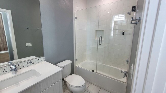 Building Photo - Abailable! Modern Tri-Level Smart Townhome...