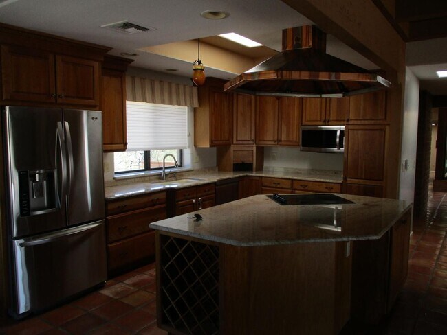 Building Photo - 4 bedroom 2.5 Bath