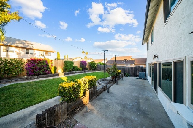 Building Photo - Exceptional 4 bedroom, 3 baths + loft, 2 s...
