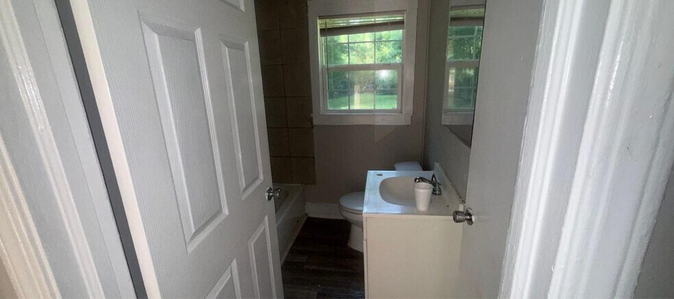 Building Photo - 314 Clubview Dr