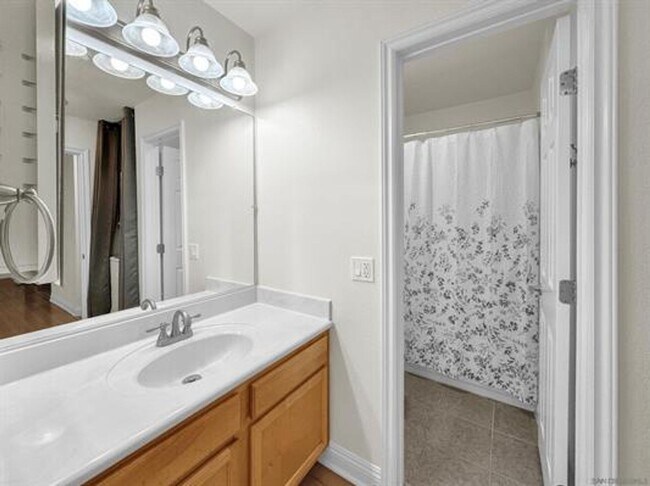 Building Photo - Light & Bright Condo in Normal Heights