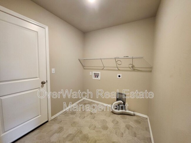 Building Photo - 207 Shageluk St