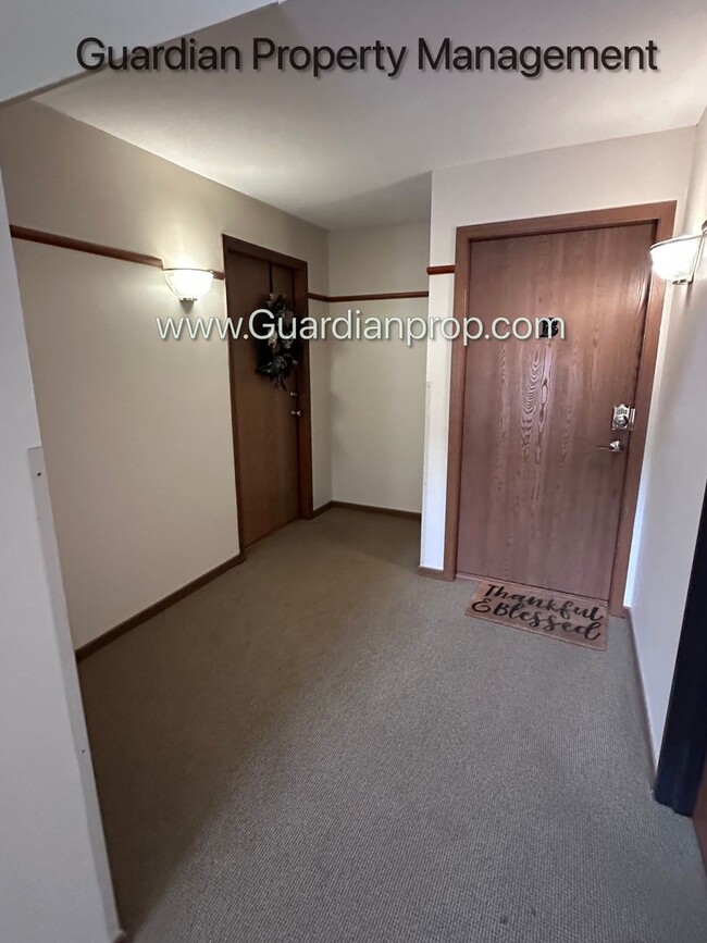 Building Photo - Plymouth Town Home, 1 Car Garage, Dishwasher, In Unit Laundry, Patio