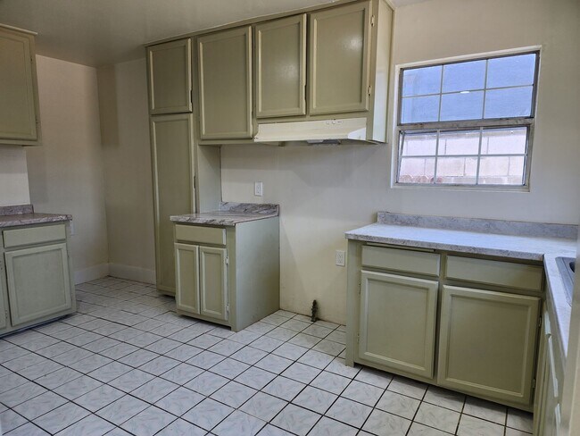 Building Photo - Charming 3 Bedroom / 2 Bathroom Home with ...