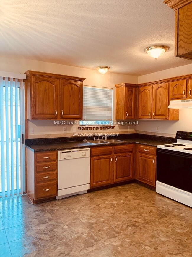 Building Photo - Spacious Raymore Townhome in Prime Remington Village Location