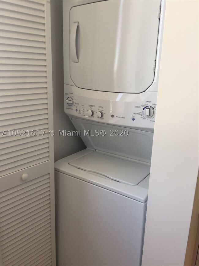 Building Photo - 2600 Hallandale Ave