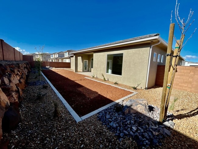 Building Photo - Beautiful Three Bedroom Home in Desert Cliffs