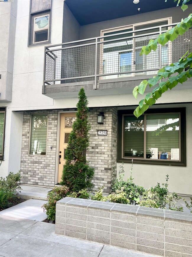 Building Photo - 25350 Parklane Dr