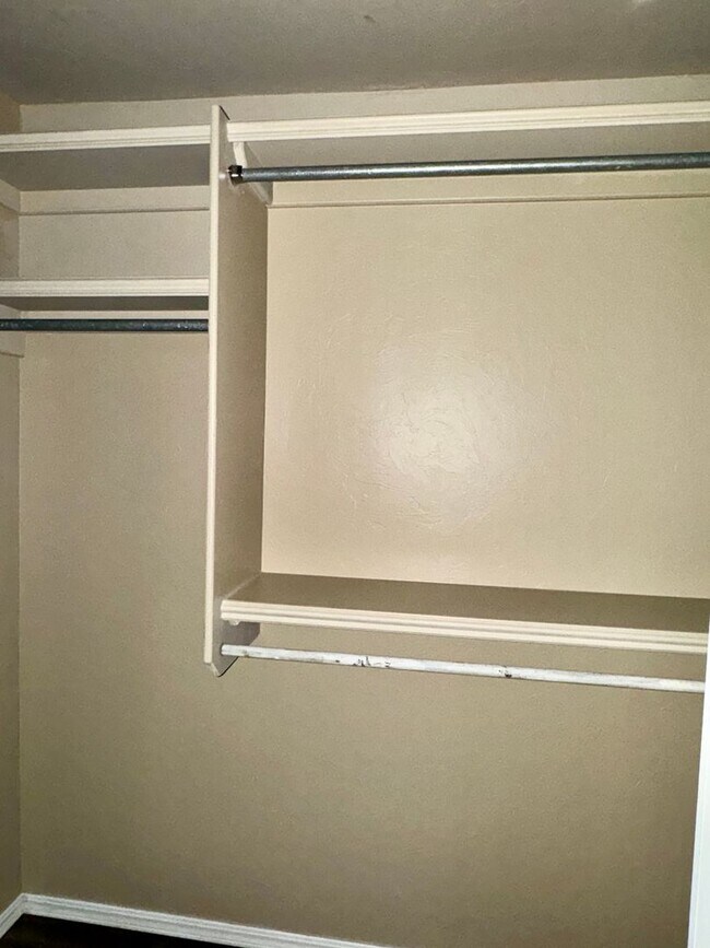 Building Photo - 705 S 5th St