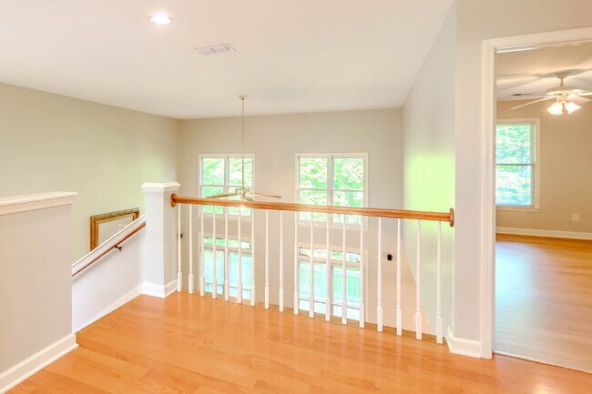 Building Photo - 5 Bedroom Home in Hermitage! Backs Up To T...