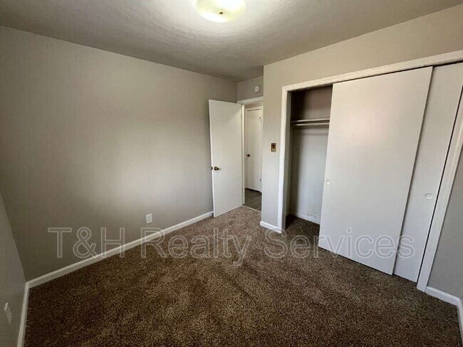 Building Photo - 5048 Hardegan St