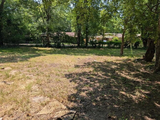 Building Photo - Available Early July - Cute Home on Texas Side