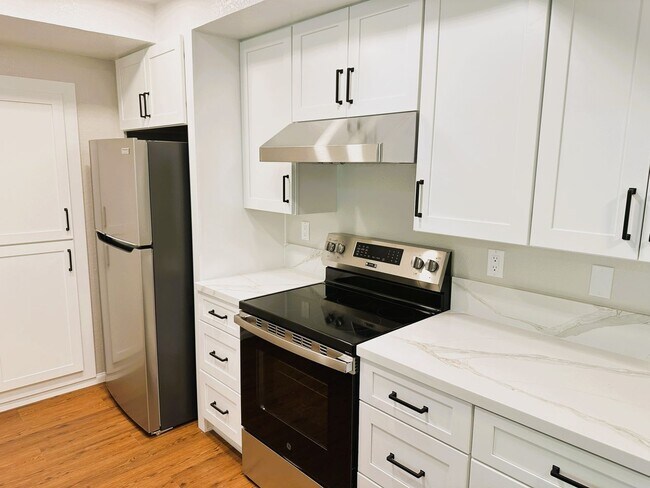 Building Photo - Fully Remodeled Second Story Condo with La...