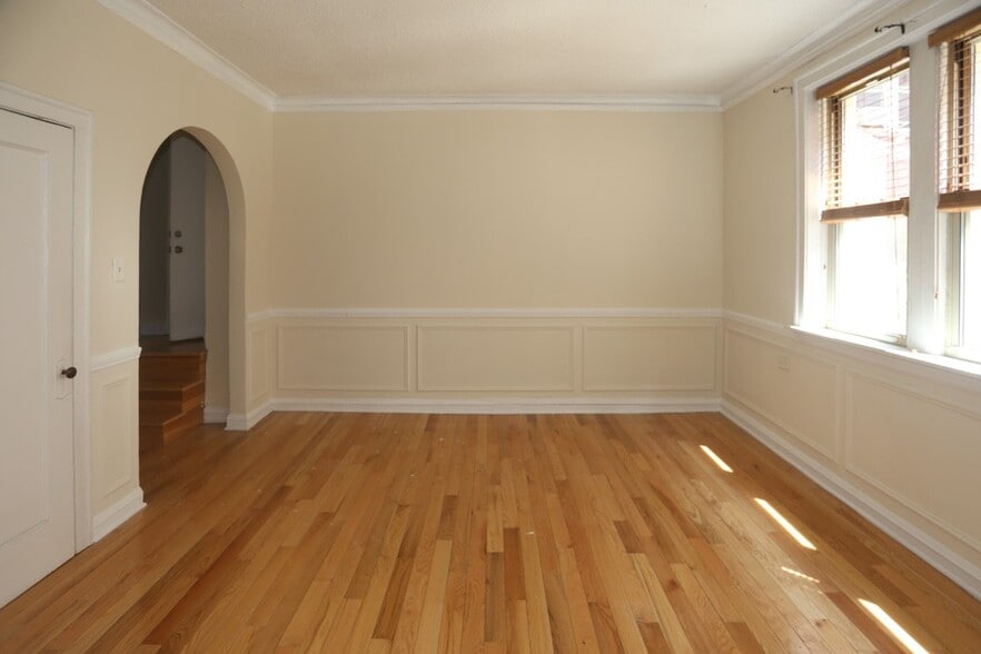 Building Photo - 549 W Surf St