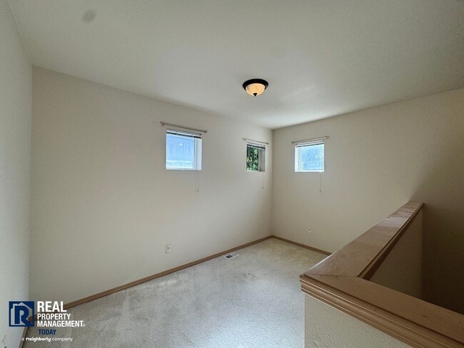Building Photo - 3BR Silver Creek Home w/ Loft, Fireplace & 2-Car Garage!!