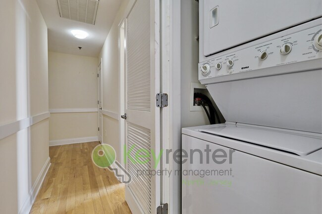 Building Photo - Top-Floor 2BR/2BA Condo with NYC Views + P...