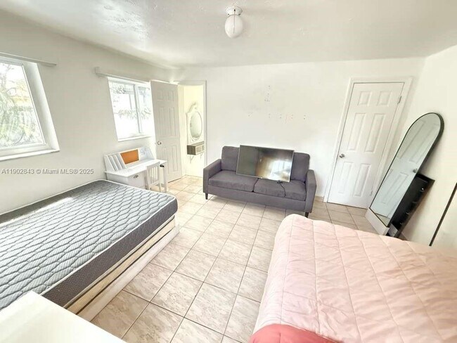 Building Photo - 106 SE 4th Ave