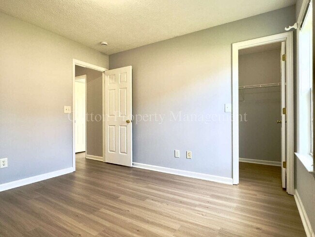 Building Photo - 3BR/2FB.$2300 per month
