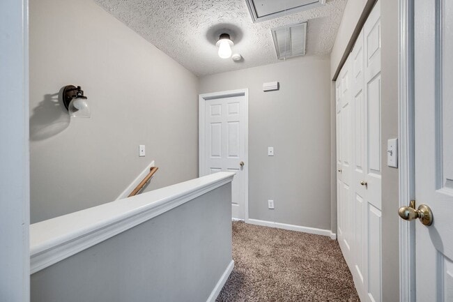 Building Photo - Renovated Townhome in Convenient Nashville Location