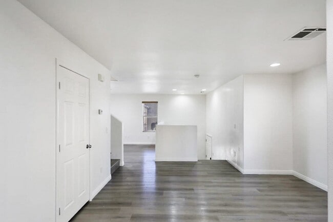 Building Photo - Beautiful 3 Bed Home With 3 Full Baths And Bed and Full Bath On 1st Floor