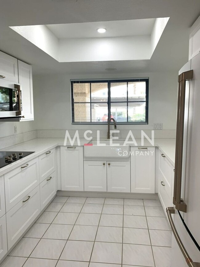 Building Photo - Beautiful Two Bedroom Condo in a Stunning ...