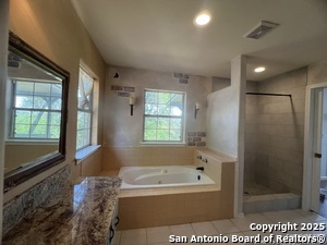 Building Photo - 568 Lake Forest
