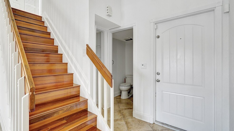 Building Photo - 1044 SE 6th Ct