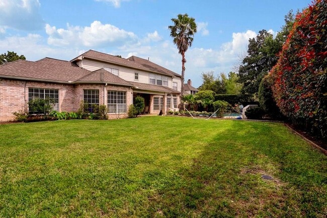 Building Photo - Spacious 5-Bedroom Lakeview Home with Pool...