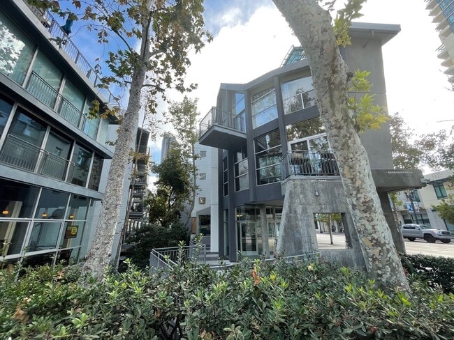 Building Photo - 101 W Market St