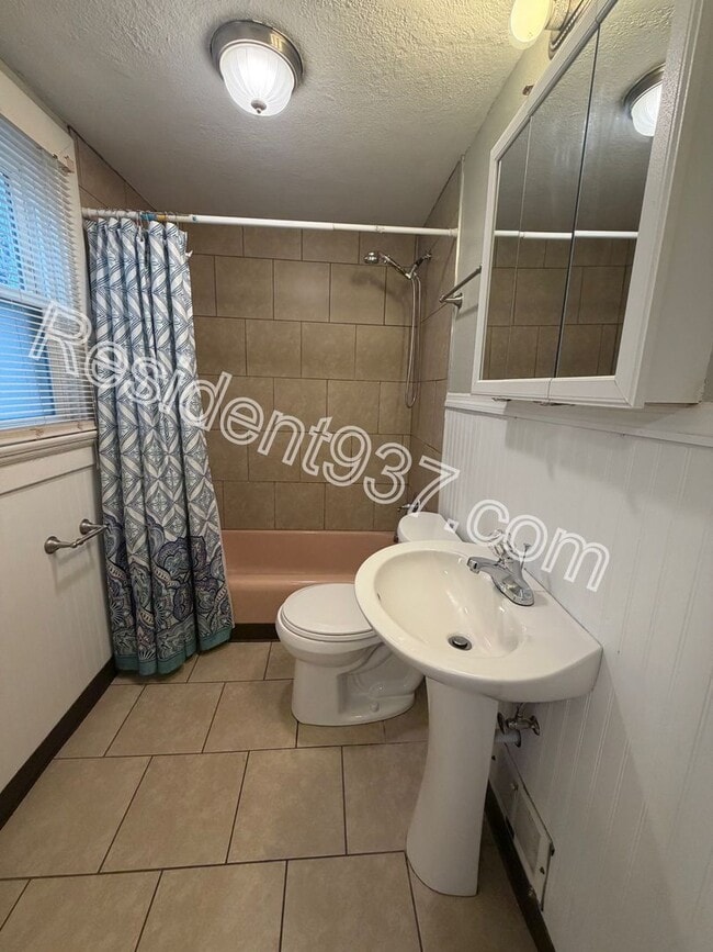 Building Photo - Spacious 3 Bed 2 bath Home